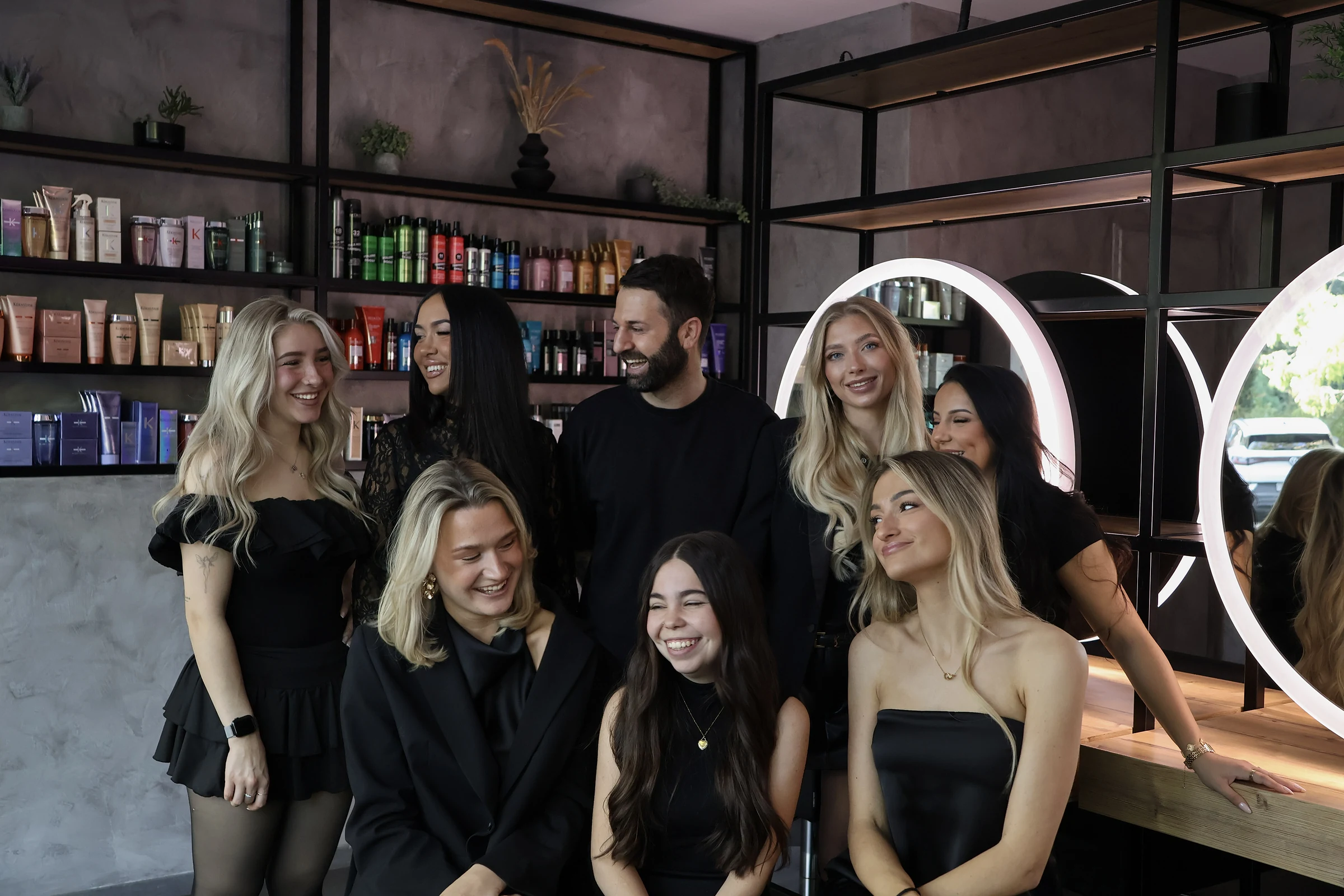 Das VEÍZU Team im Salon